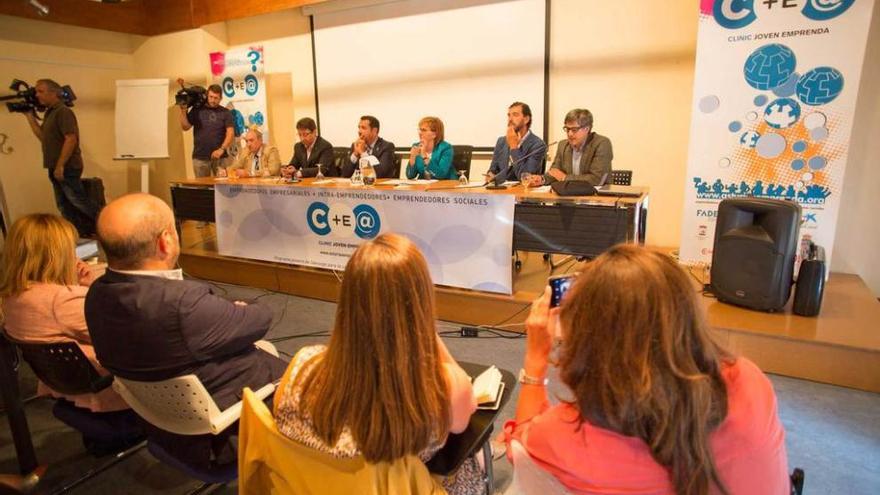 Luis Esteban Alcalde, de la Cámara de Avilés; Enrique Fernández, alcalde de San Martín del Rey Aurelio; Julio González Zapico, director general de Autónomos del Principado; Pilar Varela, alcaldesa de Avilés; Pedro Luis Fernández, presidente de la FADE, y Óscar Candás, de la asociación promotora del &quot;clinic&quot;, en su inauguración.