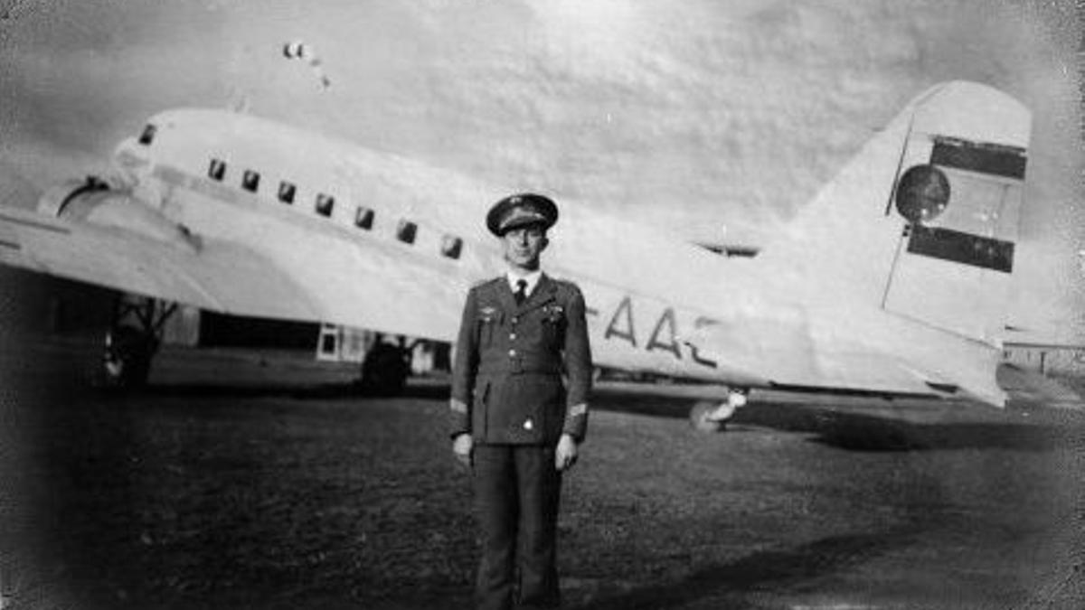 El último avión, un DC3 Alcotán, y el último jefe del Ejército del Aire en el antiguo aeródromo de Cáceres.