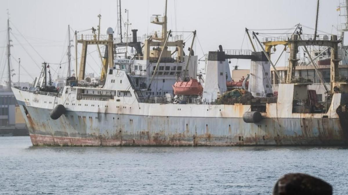 El pesquero de propiedad rusa ‘Hunter’, abandonado por su armador en el Puerto de Las Palmas poco después del comienzo de la invasión de Ucrania. José Carlos Guerra