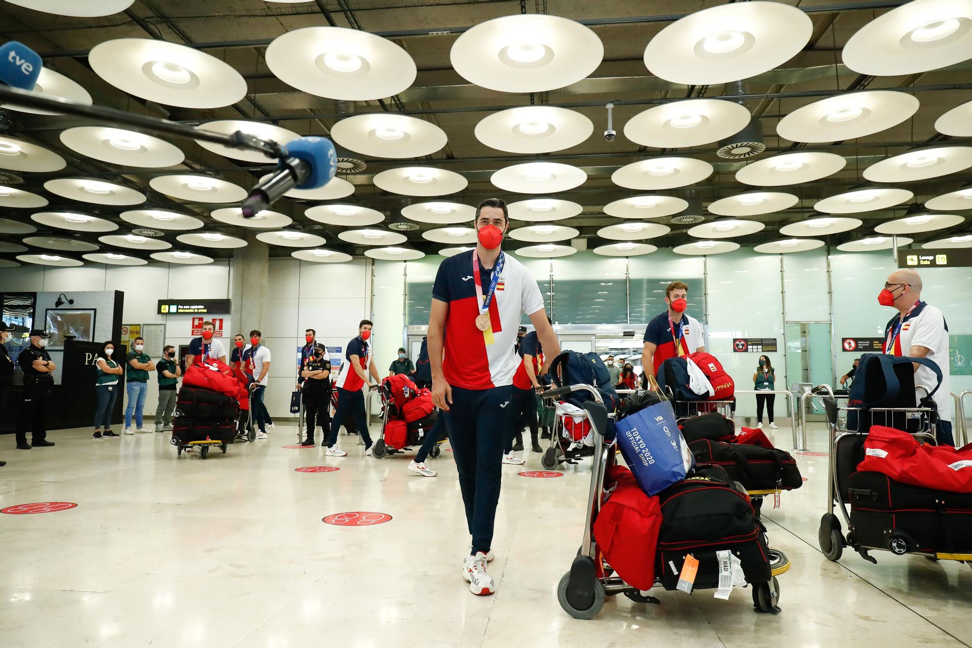 Raúl Entrerríos y la selección de balonmano llegan a España con la medalla de bronce al cuello