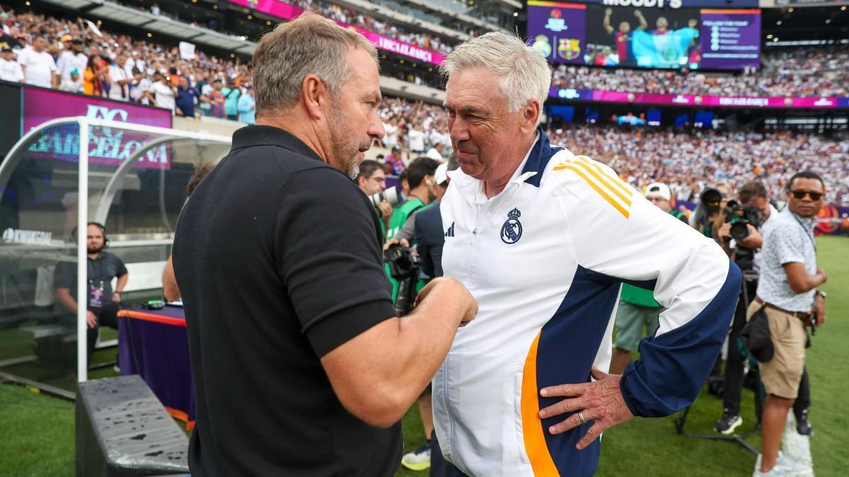 Hansi Flick y Carlo Ancelotti durante el clásico veraniego de la pretemporada