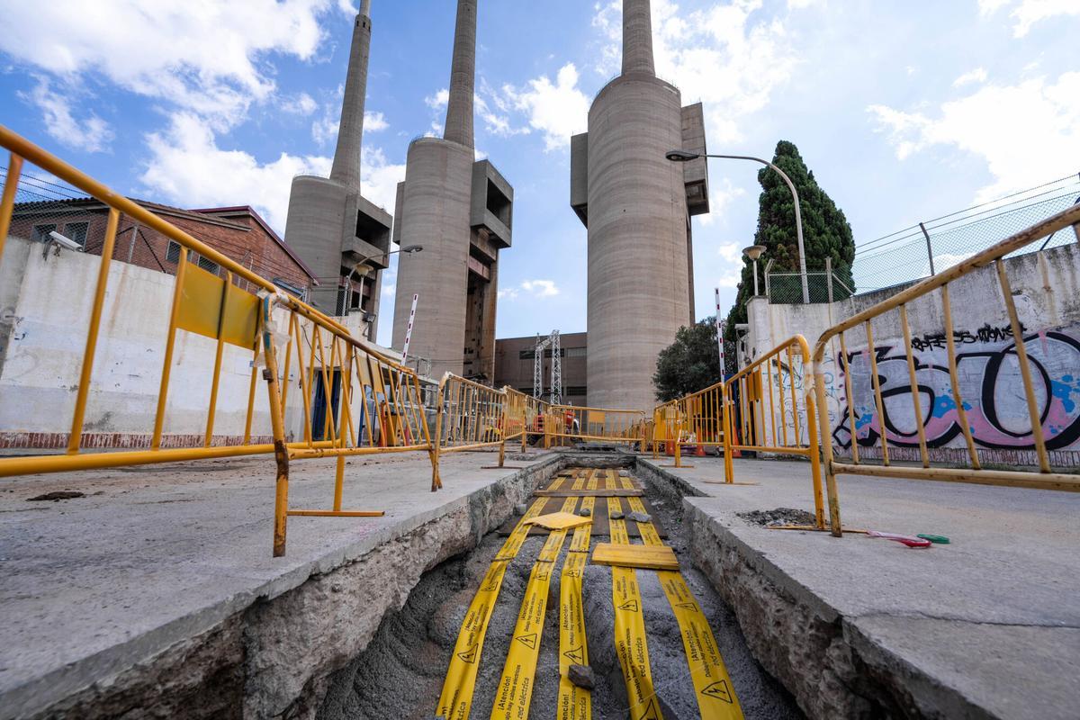 Zanja abierta en la avenida Eduard Maristany, delante de la antigua central térmica de las Tres Xemeneies, entre Sant Adrià de Besòs y Badalona.