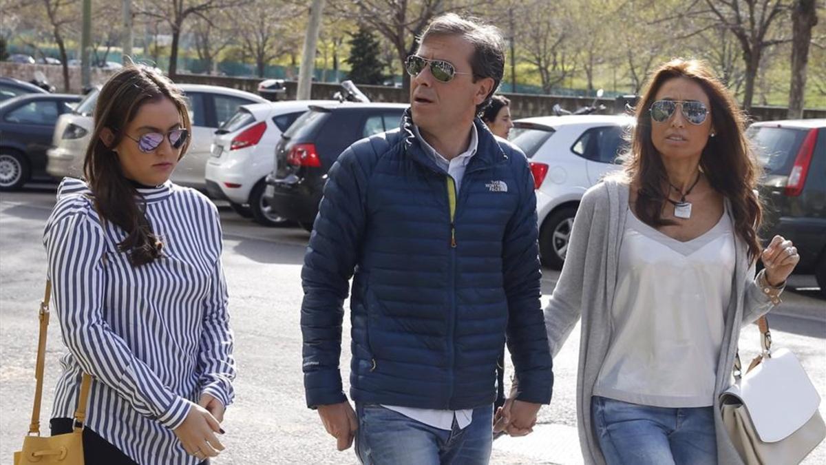 El periodista Paco González, con su mujer y su hija antes de entrar en la Audiencia Nacional el pasado 18 de abril