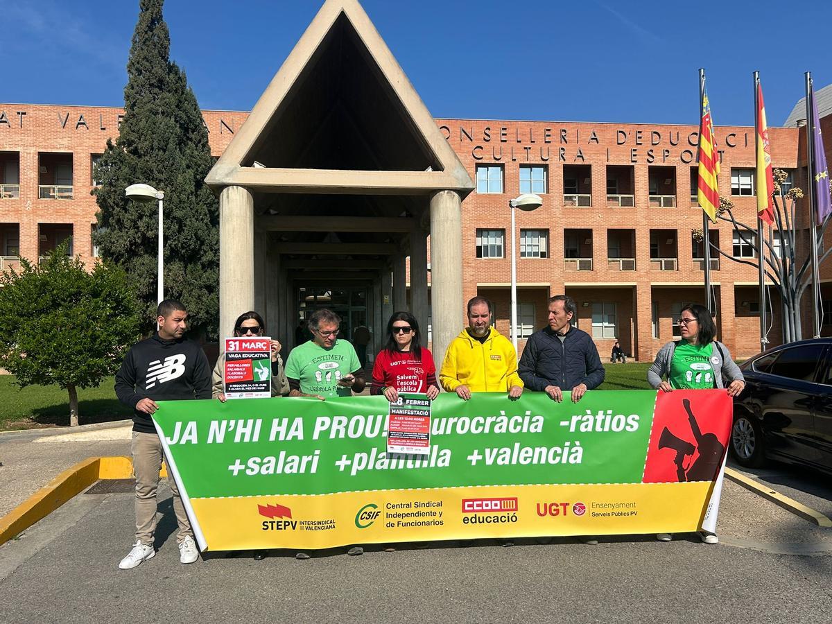 Protesta de los sindicatos ante la Conselleria de Educación