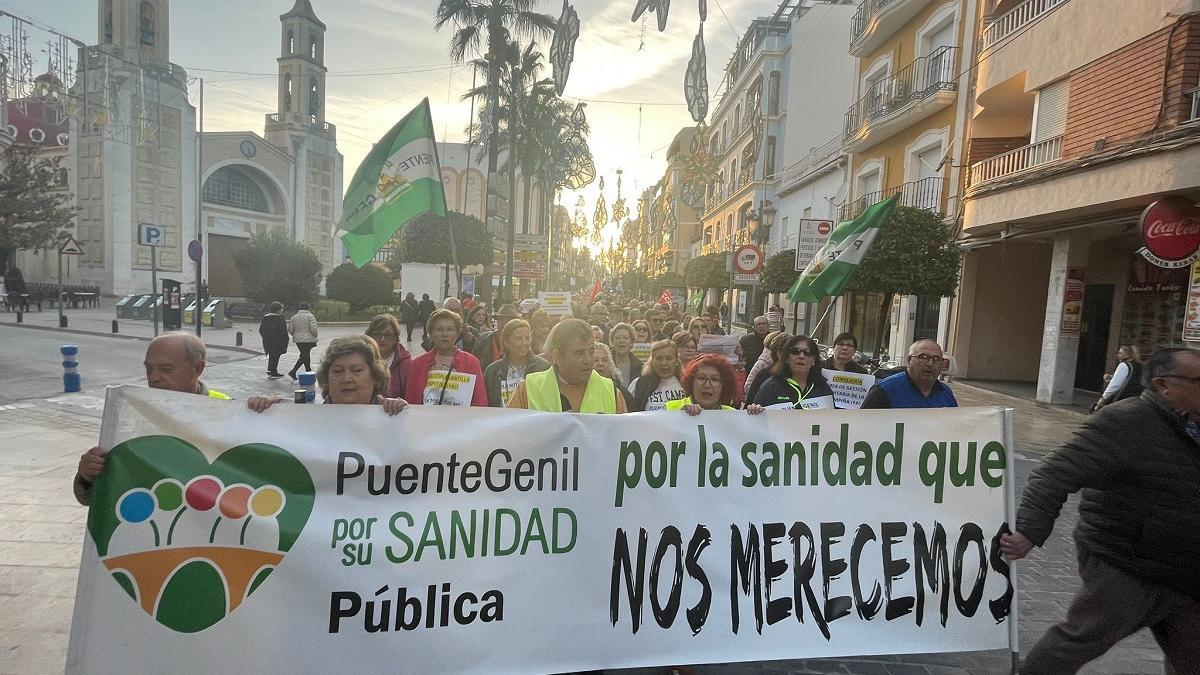 Cabecera de la manifestación por la sanidad pública en Puente Genil.