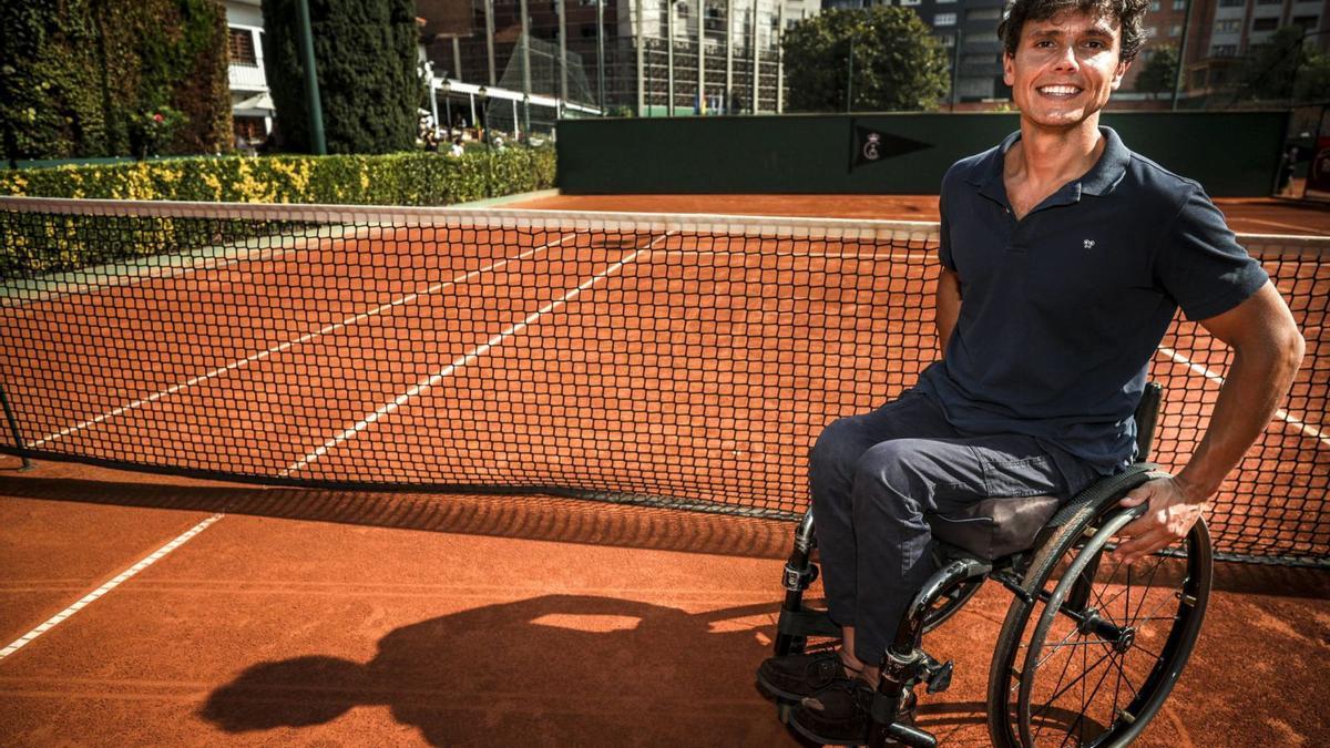 Cisco García posa en una de las pistas del Real Club de Tenis de Oviedo.