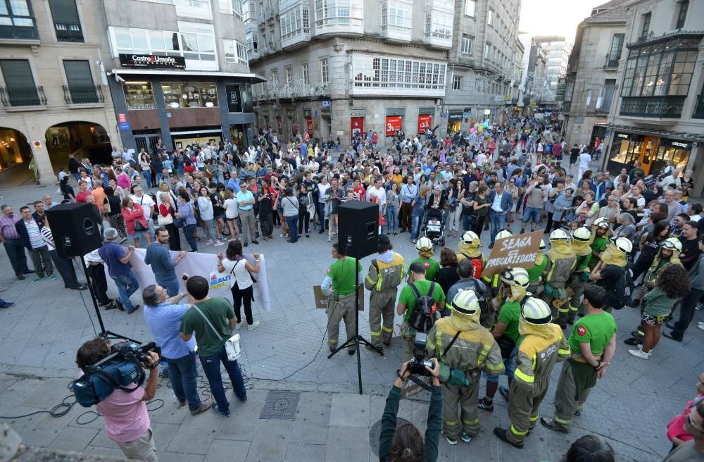 Pontevedra pide una solución contra los incendios forestales -  Cientos de vecinos denuncian el fracaso de las políticas forestales y recuerdan que los fuegos del verano "se apagan en invierno"