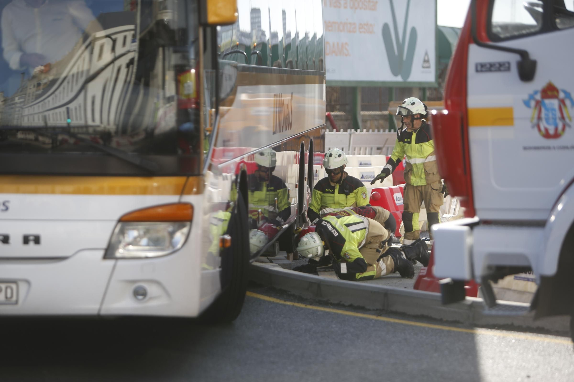 Un autobús, atascado en la nueva glorieta junto a la Casa del Mar