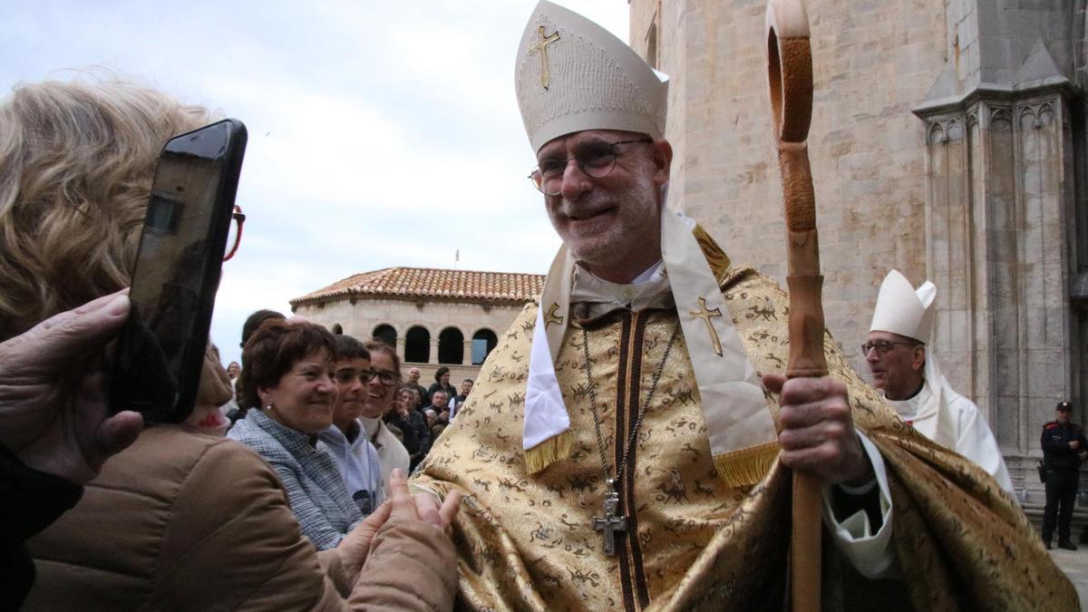 El nou bisbe de Girona, saludant els assistents a la seva cerimònia d'ordenació.