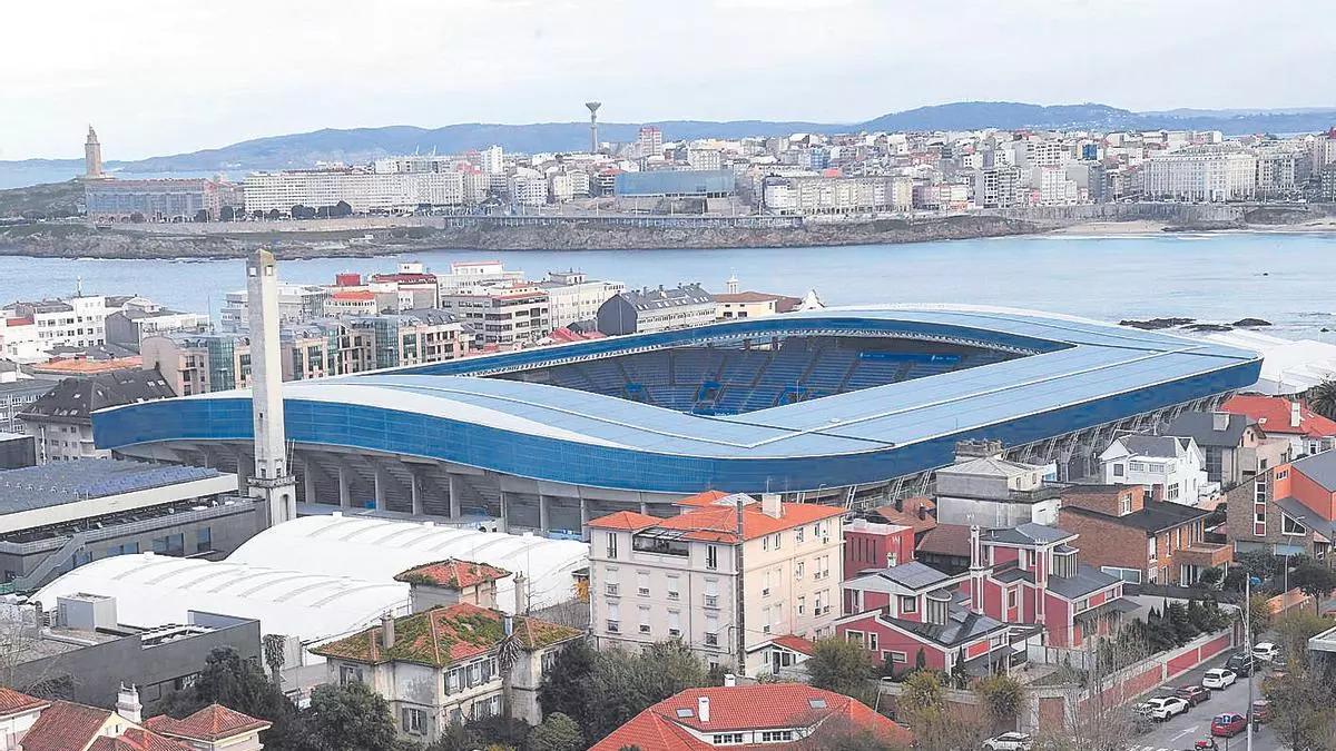 Vista de Riazor con la bahía coruñesa al fondo