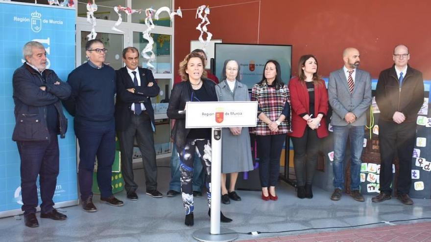 La consejera de Educación, ayer, en el colegio Severo Ochoa (Murcia), junto con profesores y asociaciones.