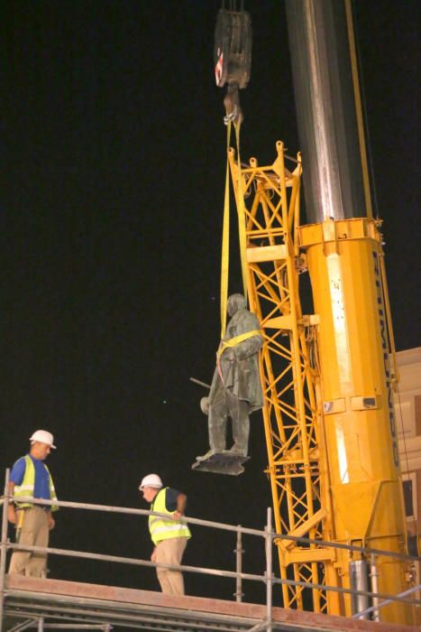 Traslado de la escultura del Marqués de Larios para su restauración.