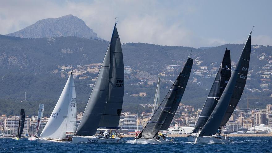 La Larga abre la Sandberg PalmaVela con 35 barcos en la bahía de Palma