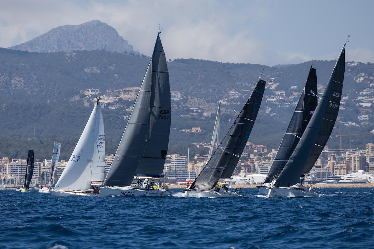 Imagen de la bahía de Palma, tras la salida de la regata offshore La Larga de la Sandberg PalmaVela