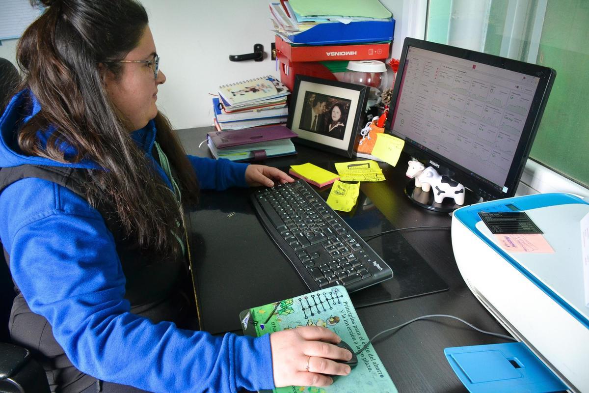 Lara González trabajando en el ordenador, controlando la información que le llega de los robots.