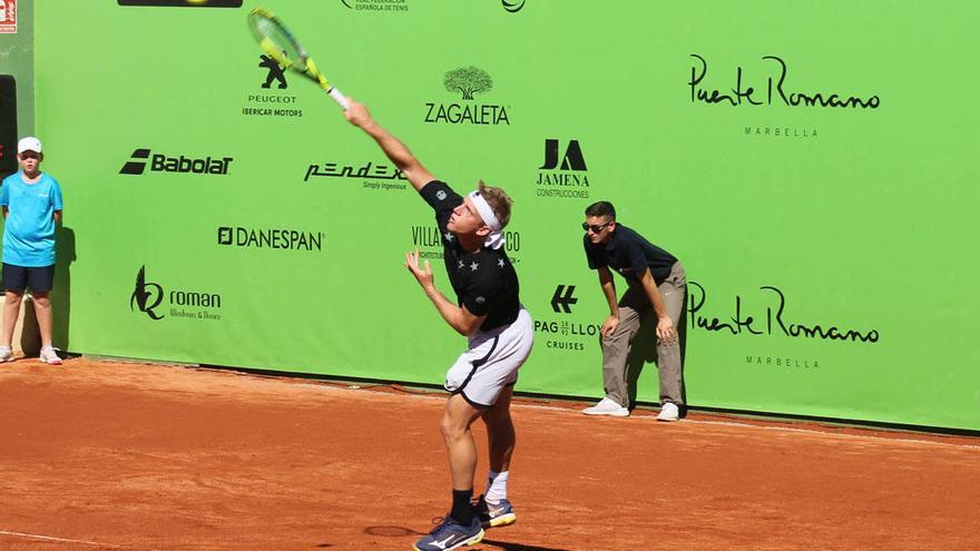 El malagueño Alejandro Davidovich, durante un lance del partido de ante Gombos en Marbella.