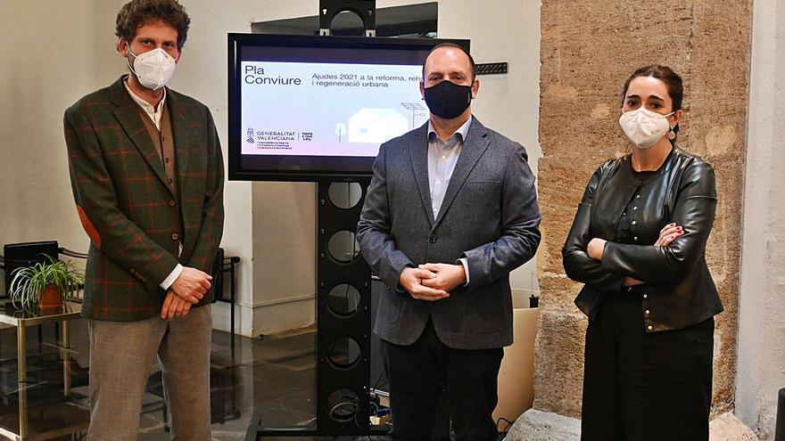 El conseller Martínez Dalmau, en el centro, durante la presentación del Pla Conviure. | LEVANTE-EMV