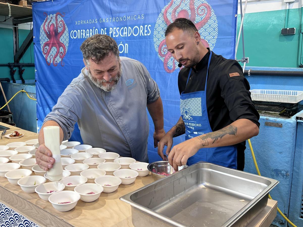 El chef Diego Novas, a la derecha, en las jornadas gastronómicas de Corcubión.