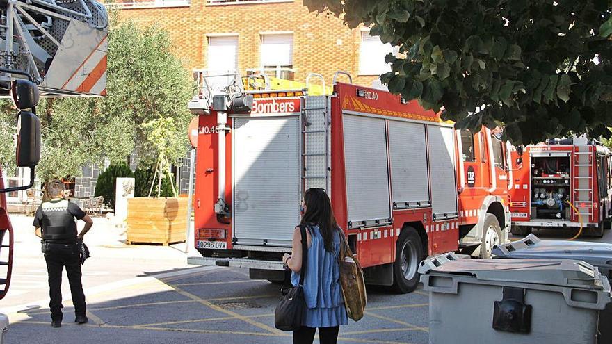 Els Bombers treballant ahir al matí en l&#039;incendi