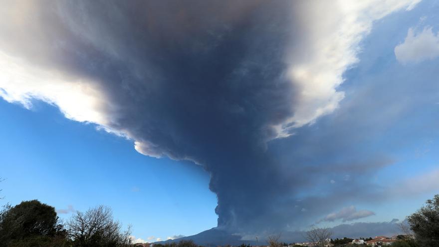 El Etna entra de nuevo en erupción y expulsa una columna de cenizas