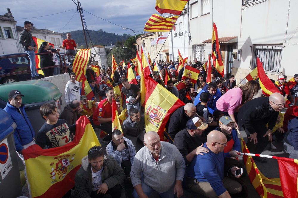 400 persones es manifesten a Girona en favor de la unitat d''Espanya i en contra del Govern destituït