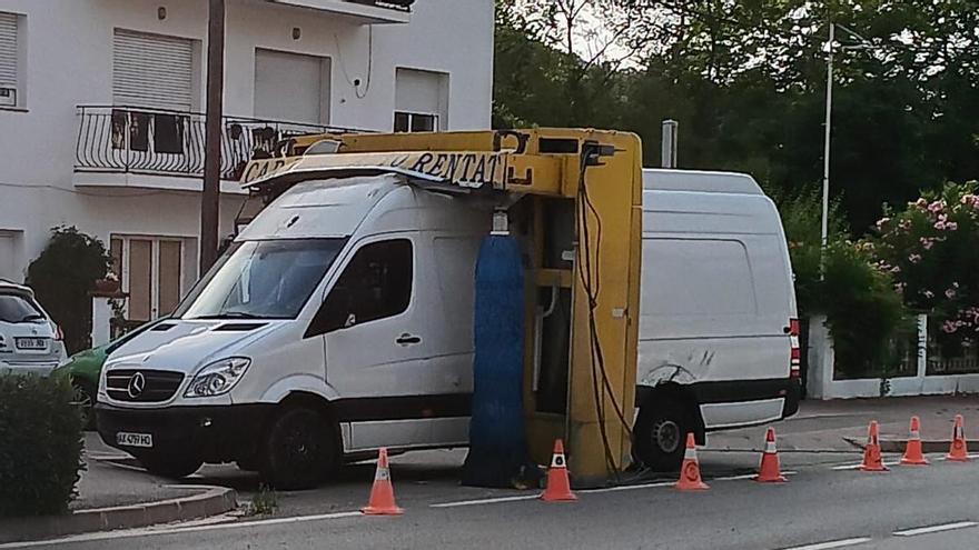 La furgoneta robada amb el túnel de rentat "incorporat" un cop abandonada a Tossa