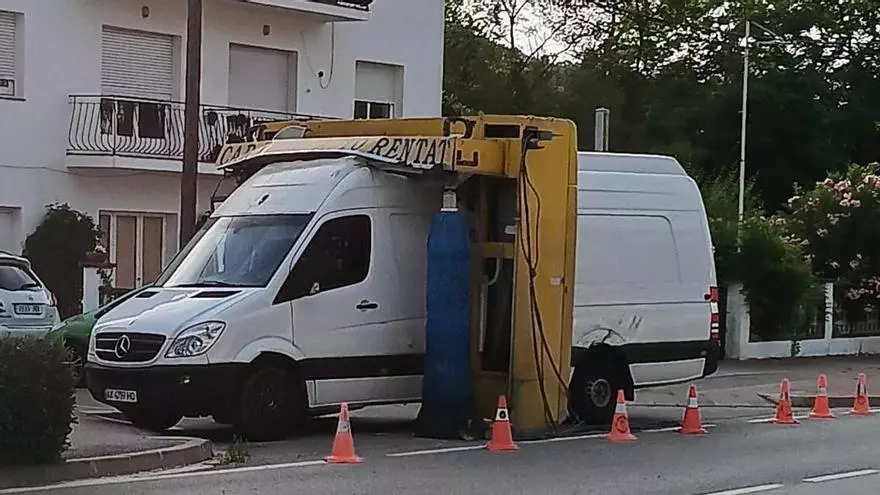 Vídeo | Roben una furgoneta d'un taller de Tossa i s'emporten «integrat» el túnel de rentat