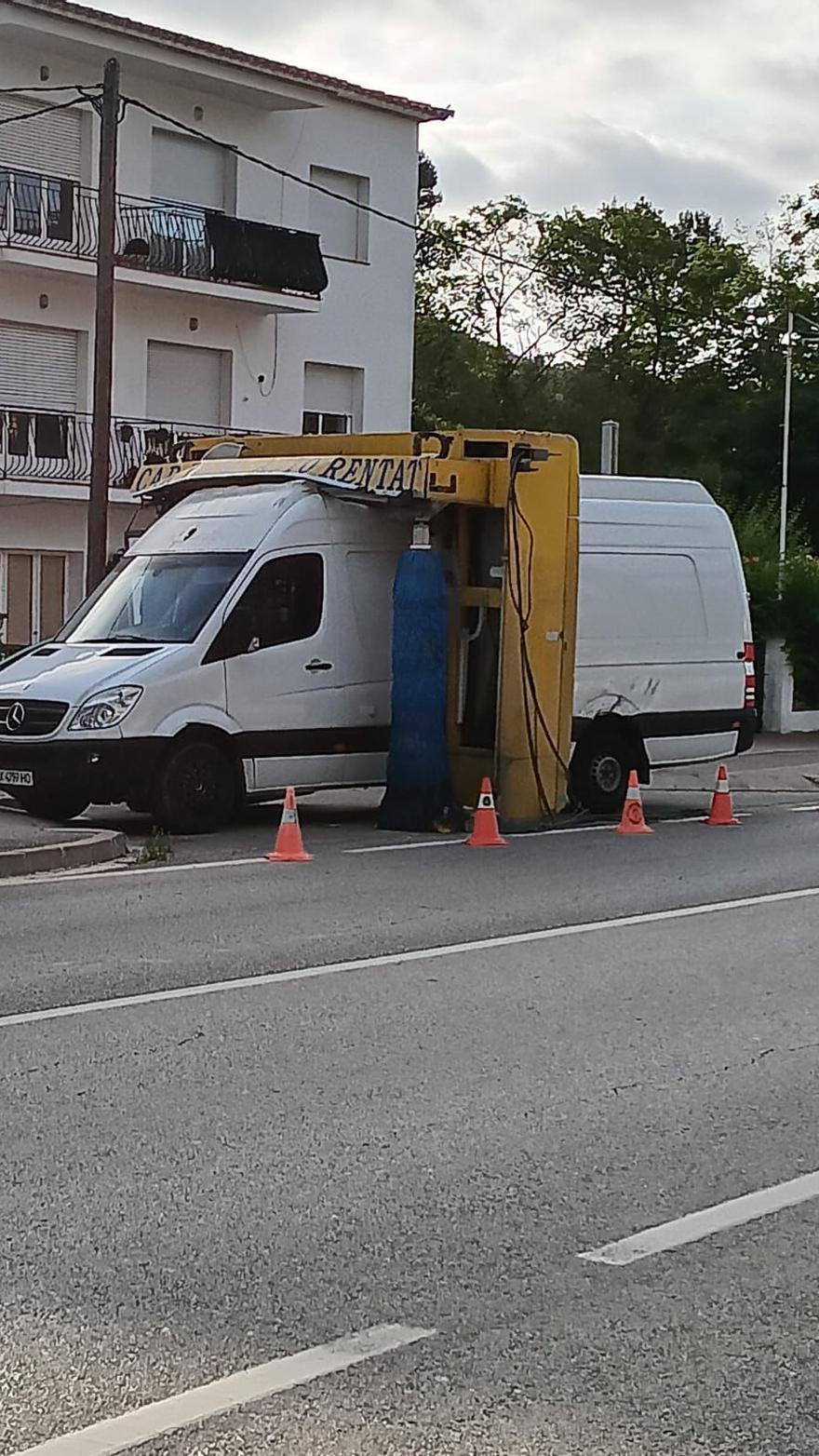 La furgoneta robada amb el túnel de rentat "incorporat" un cop abandonada a Tossa.