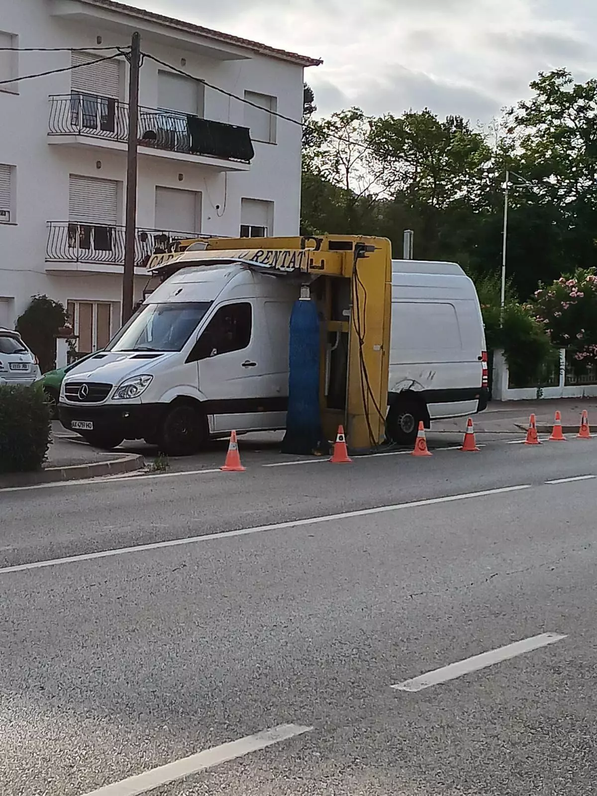 Vídeo | Roben una furgoneta d'un taller de Tossa i s'emporten «integrat» el túnel de rentat