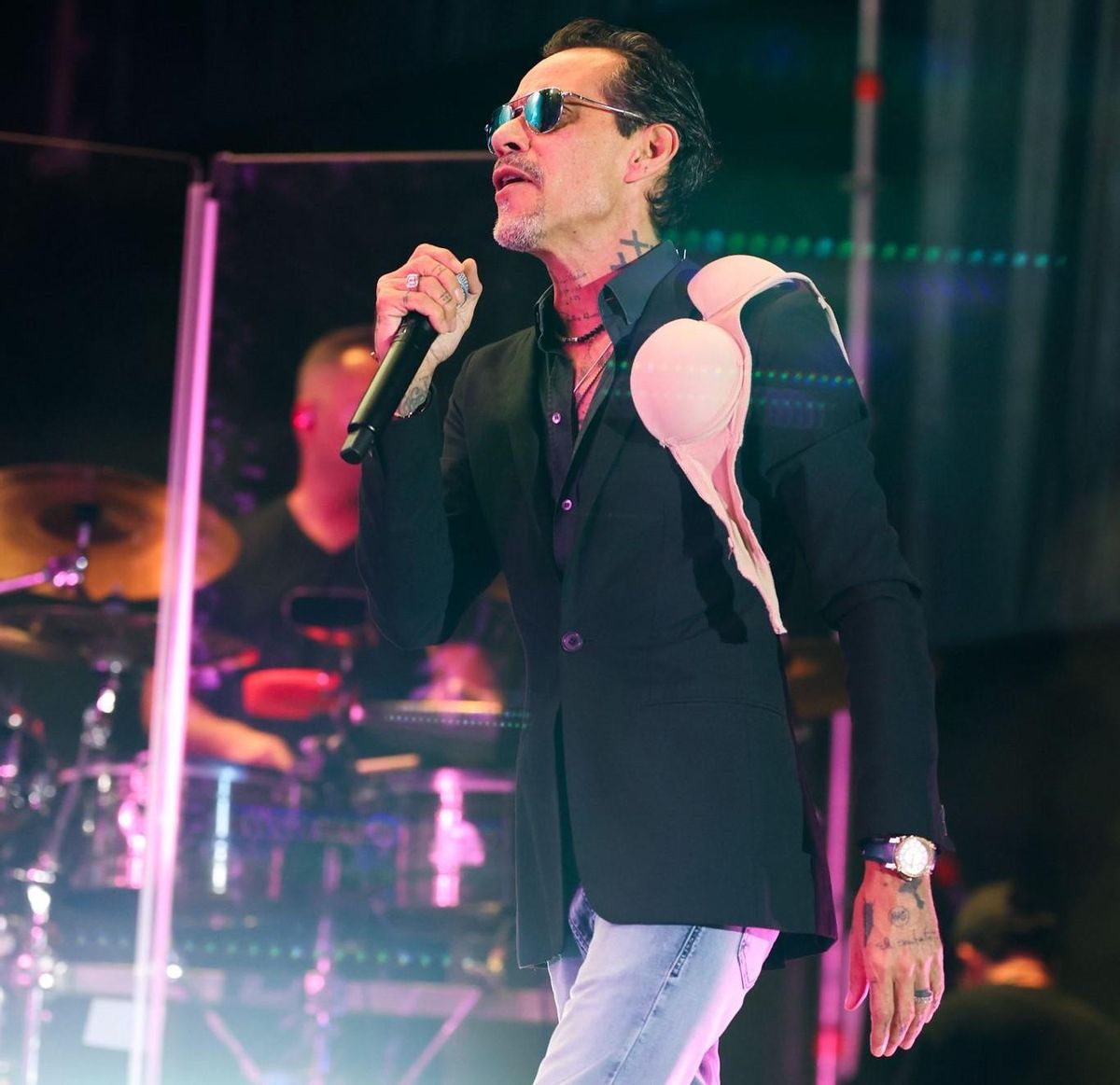 Marc Anthony  empfing alle auf die Bühne geworfenen Geschenke mit viel Charm - so auch diesen BH