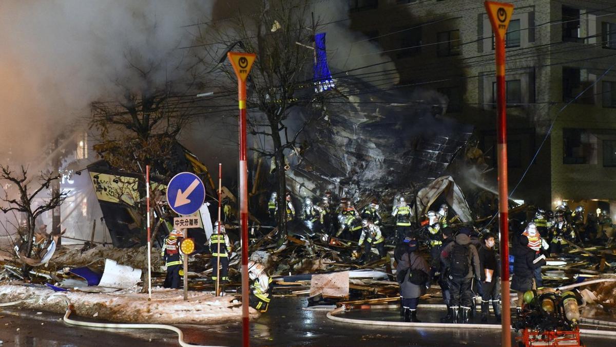 Los bomberos trabajan en el lugar del incendio tras la gran explosión en el restaurante de Sapporo, Japón.