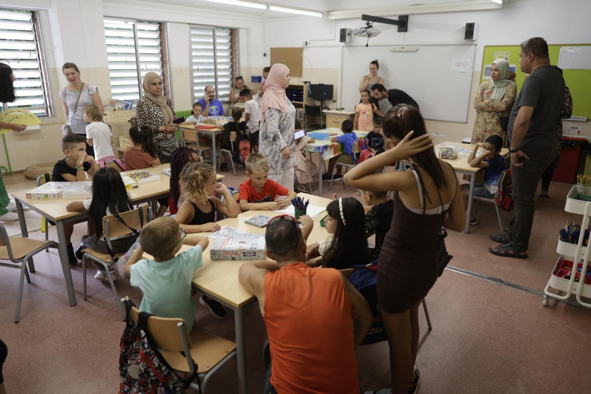 Los alumnos vuelven a las aulas en el colegio Josep Carner de Badalona