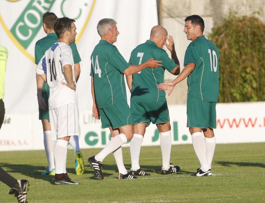 Ambientazo en O Vao durante el partido solidario a favor de la asociación, que reunió a más de 400 espectadores.