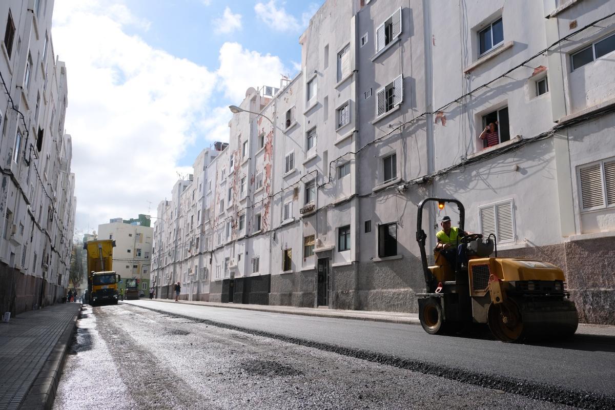 El Ayuntamiento adjudica el asfaltado de una veintena de calles en 11 barrios por 2,2 millones de euros.