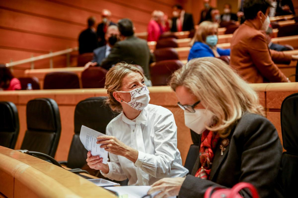 Las vicepresidentas del Gobierno, Yolanda Díaz (izquierda) y Nadia Calviño, en el Senado