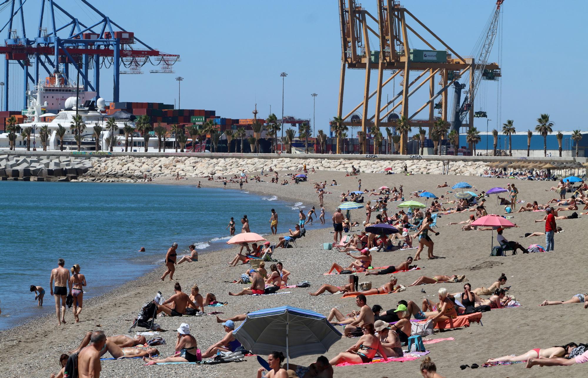 El buen tiempo y el calor llenan las playas de Málaga