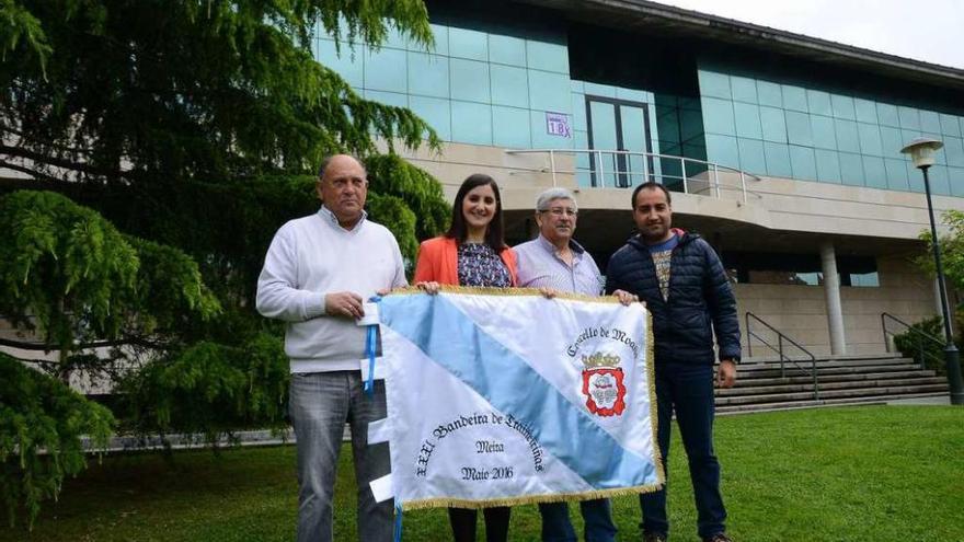 Lisardo Pérez, Leticia Santos, Rosendo Moreira y Salva Meira posan con la bandera. // Gonzalo Núñez