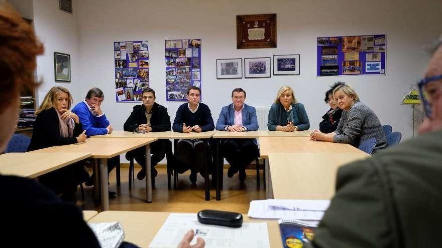 Reunión de los responsables del PP con representantes de la plantilla y las familias de los alumnos del Conservatorio de Música del Valle del Nalón.