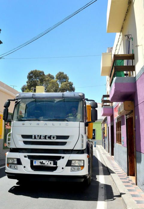 El paso de grandes camiones daña balcones en el casco de Mogán