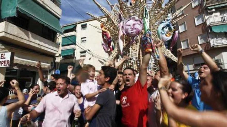 Los festeros celebran bañados con cava el primer premio de las Hogueras.