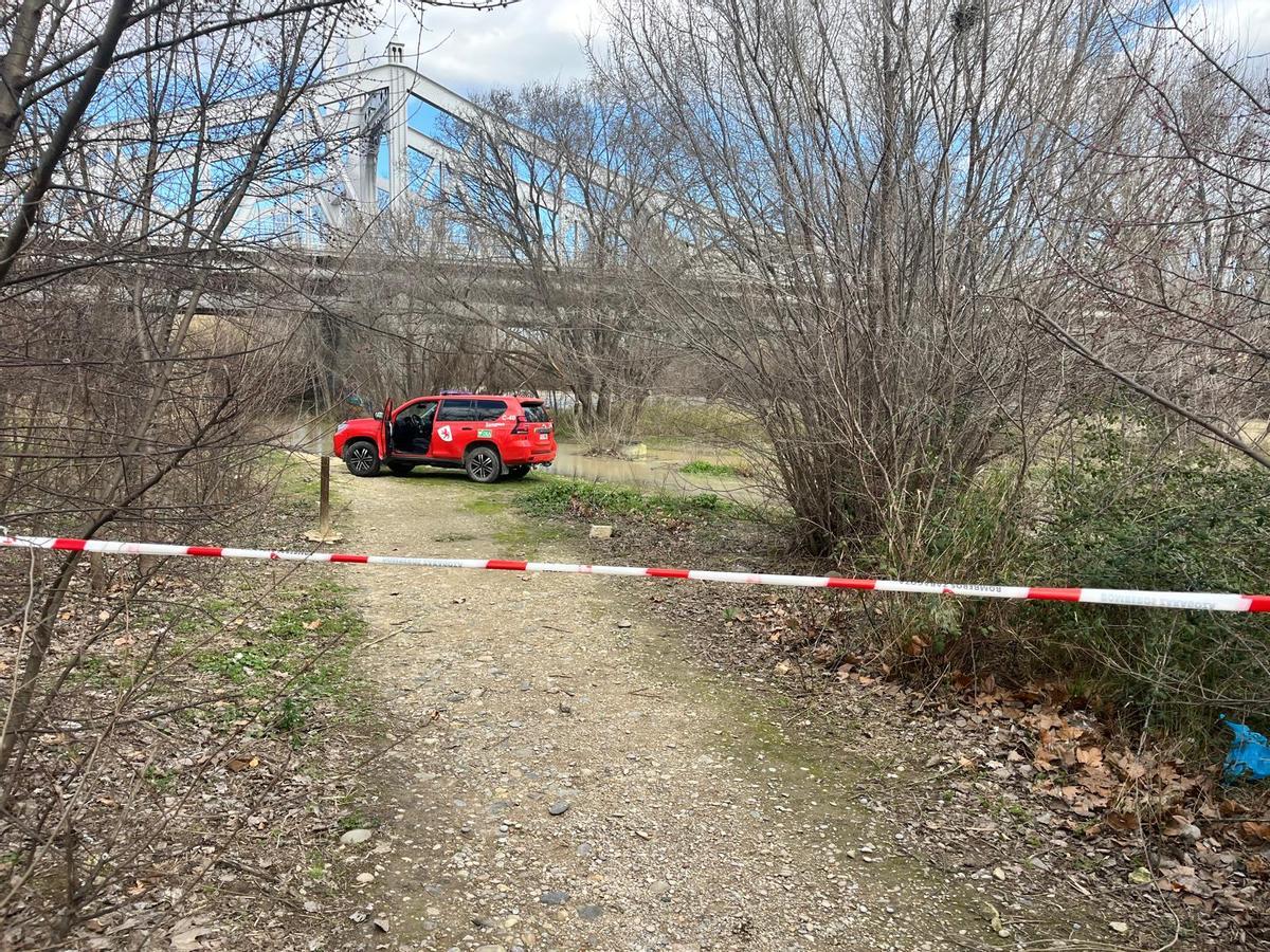 Los bomberos de Zaragoza, en el entorno del río Gállego a su paso por Santa Isabel.