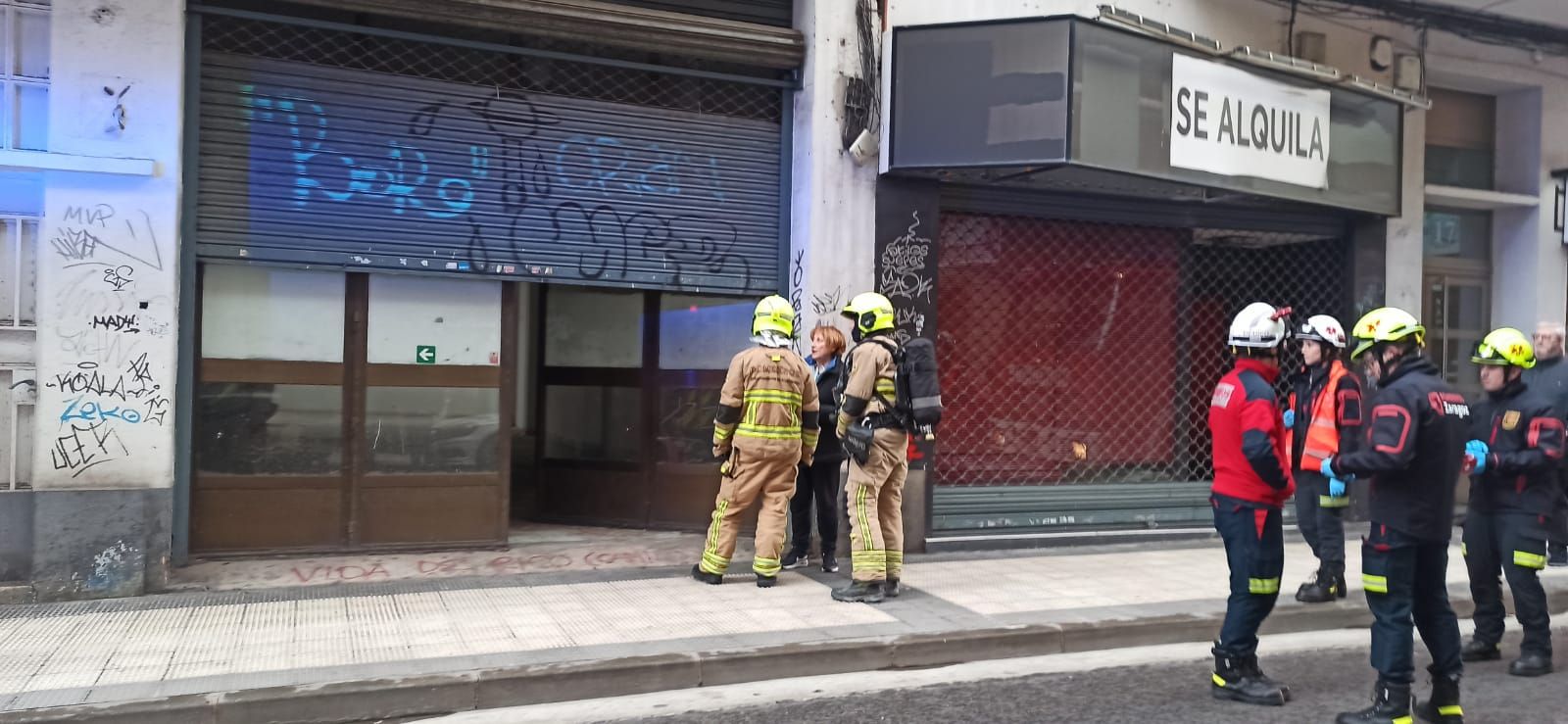 Susto en la calle Carmen por el incendio de un local en desuso