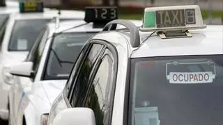 Las personas con movilidad reducida, "desesperadas" por la imposibilidad de acceder a un taxi en Málaga