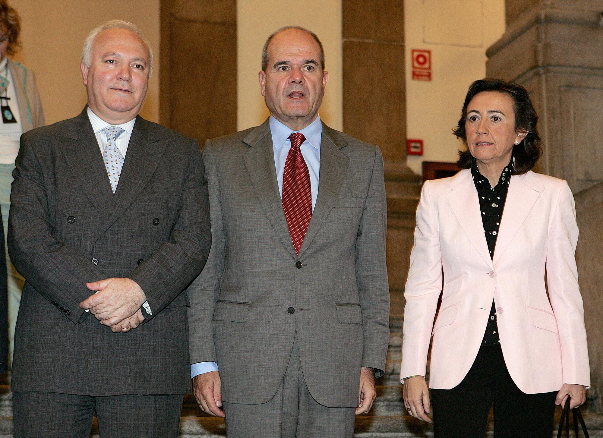 2006 El ministro Moratinos, el presidente de la Junta, Manuel Chaves y la alcaldesa Rosa Aguilar.jpg