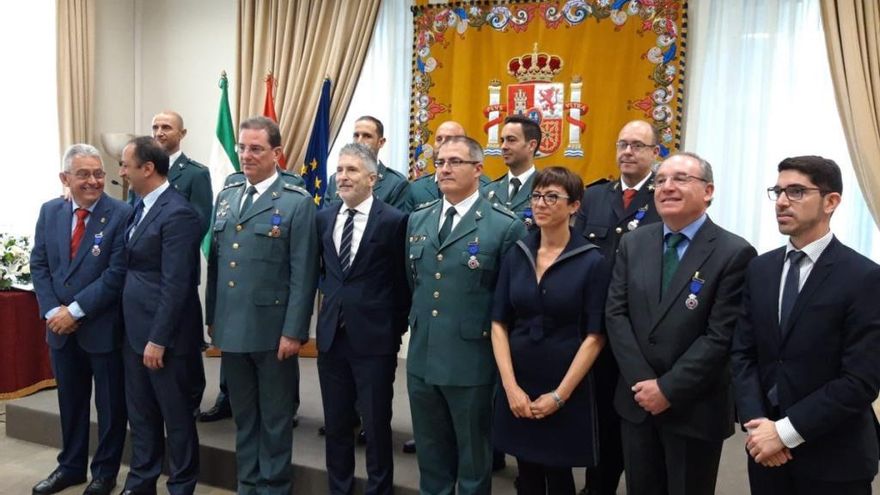 El ministro del Interior junto a los condecorados por el rescate de Julen.