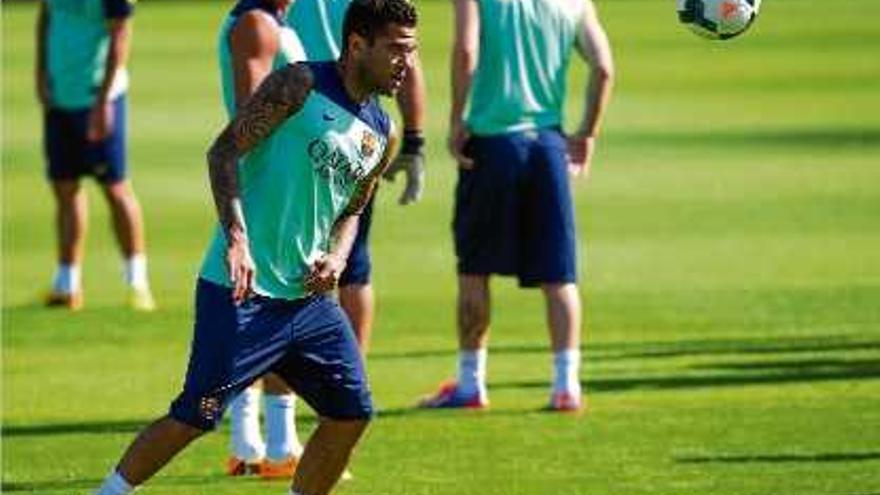 Dani Alves intenta controlar una pilota ahir al matí a la Ciutat Esportiva del Barça.