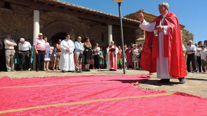 El sacerdote bendice el nuevo pendón.