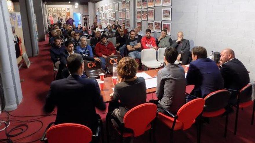 Una cinquantena llarga de socis i aficionats van omplir més de la meitat del museu del club per debatre amb els seus dirigents