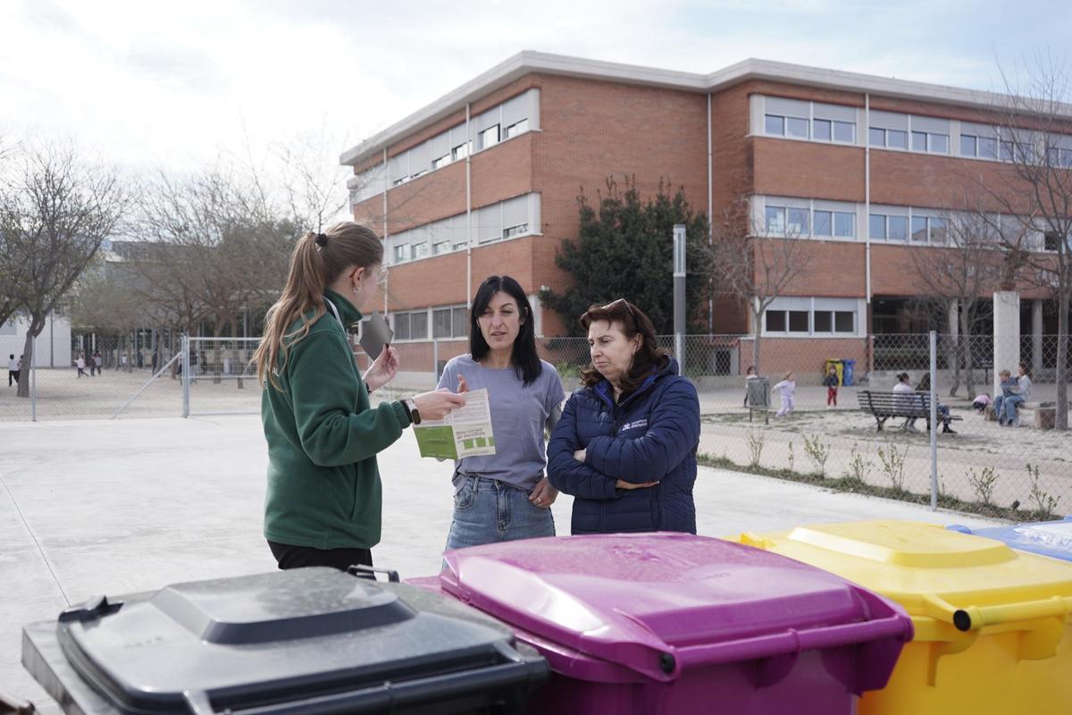 Una técnica informa sobre el nuevo sistema de recogida de basura en Ontinyent.