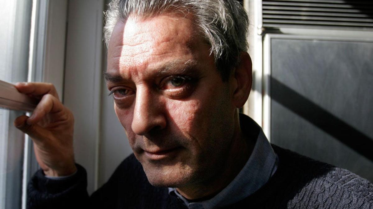 El escritor Paul Auster posa para la foto en su casa de Brooklyn, Nueva York